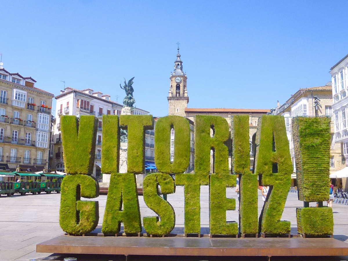 Plaza de la Virgen Blanca, Escultura vegetal Vitoria Gasteiz / Foto: Zarateman (CC0)