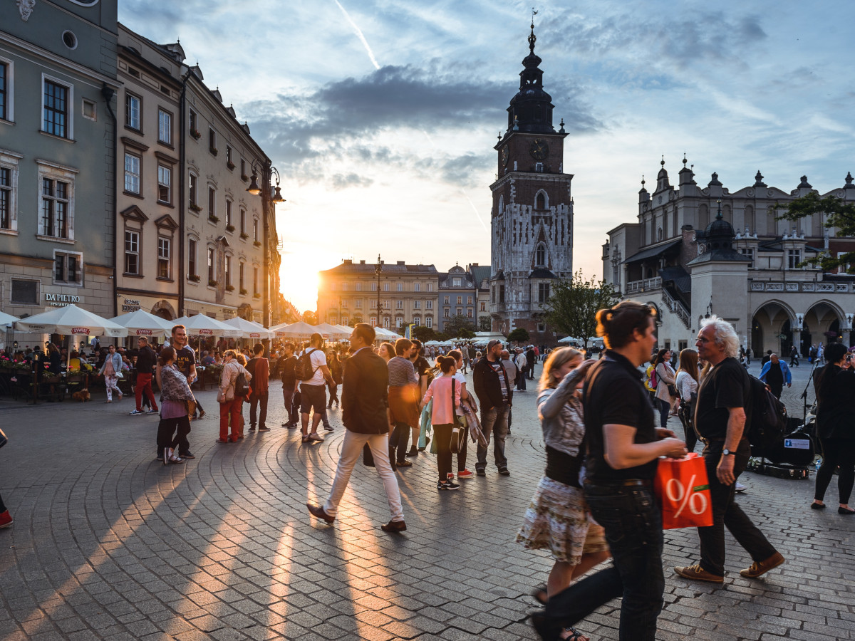 Turistas en la Plaza del Mercado Principal de Cracovia, Polonia / Foto: Jacek Dylag (unsplash)