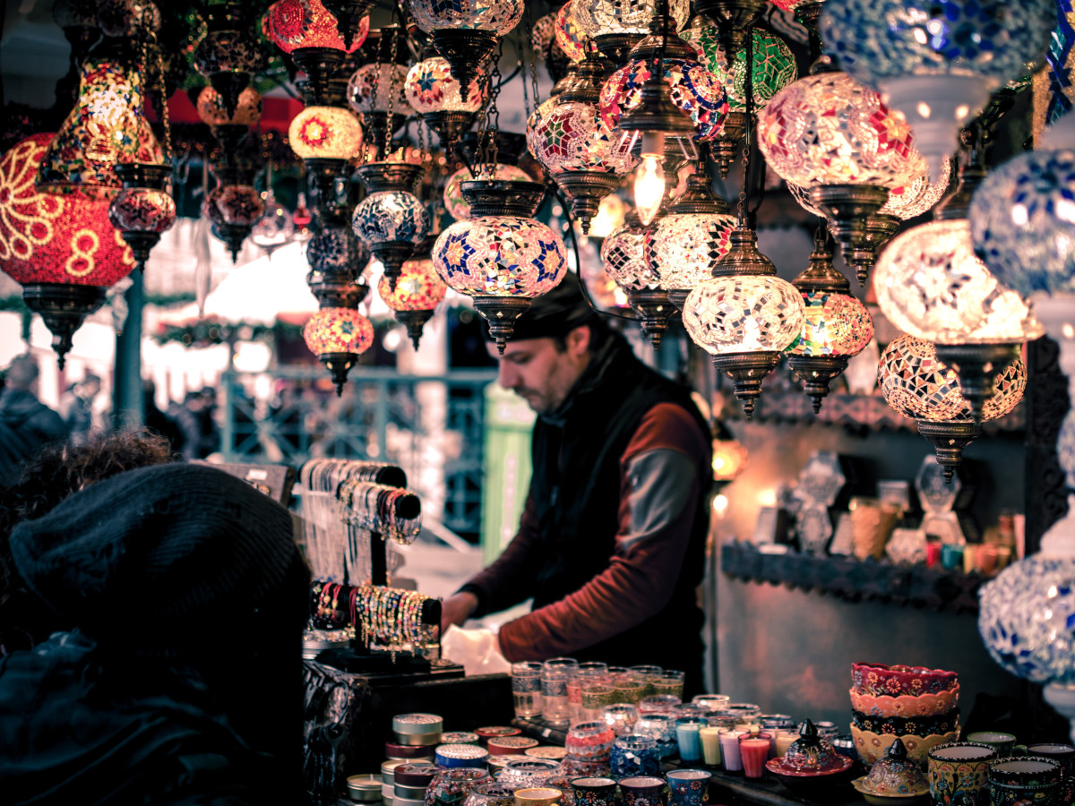Compras en el bazar / Foto: Wei Pan (unsplash)
