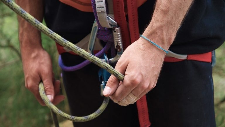 Diferencia de peso en la escalada: Cómo asegurar a un escalador más pesado