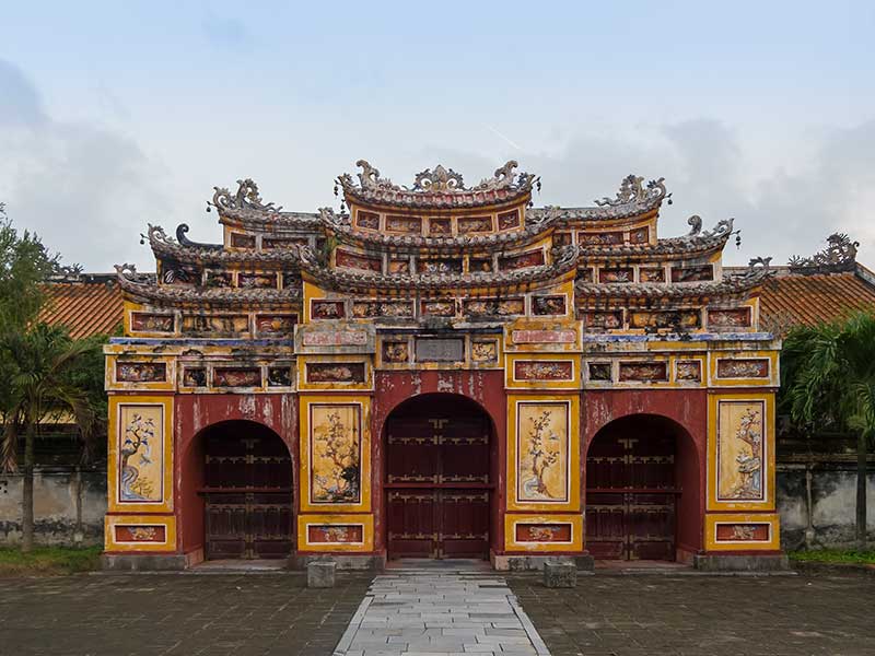 Hue, Vietnam: Puerta dentro del complejo del palacio imperial en Hue / Foto: CEphoto, Uwe Aranas