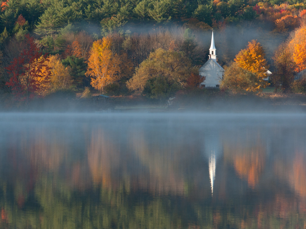 The Little White Church en Eaton, New Hampshire, Nueva Inglaterra / Foto: Peter Lewis (unsplash)