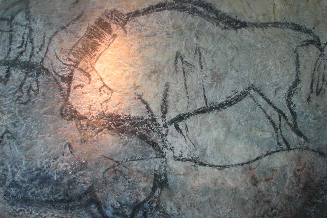 Pinturas rupestres en Grotte de Niaux / Foto: HTO [Wikimedia Commons]