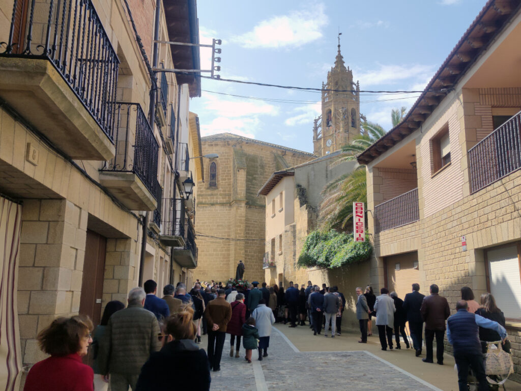 Procesión camino de la Iglesia de Santa María. Foto: Eduardo Azcona